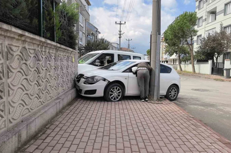 Köşede çarpıştılar, site duvarında durdular 