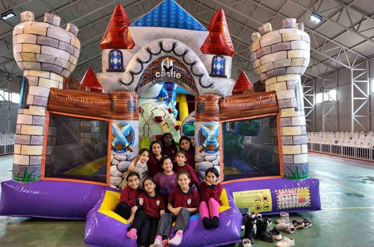 Köy çocukları için şişme oyun parkı kuruldu 