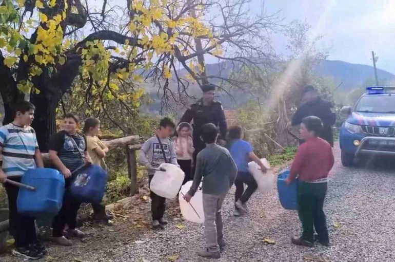 Köy çocuklarından jandarmaya bidonlu "Yasemen" sürprizi 