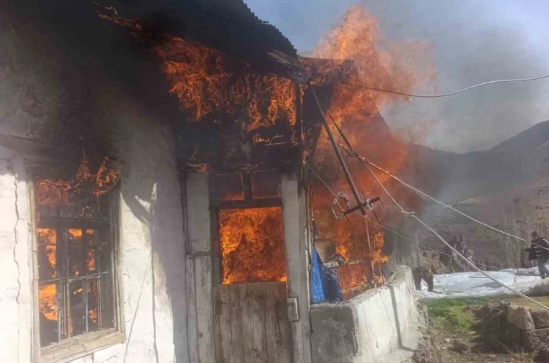 Köy evinde korkutan yangın 