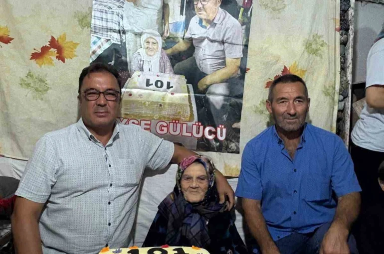 Köy halkı 101 yaşına giren kadına pasta kesti 