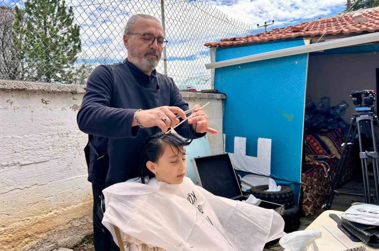 Köy köy gezen kuaför kız çocuklarının saçını ücretsiz kesiyor 