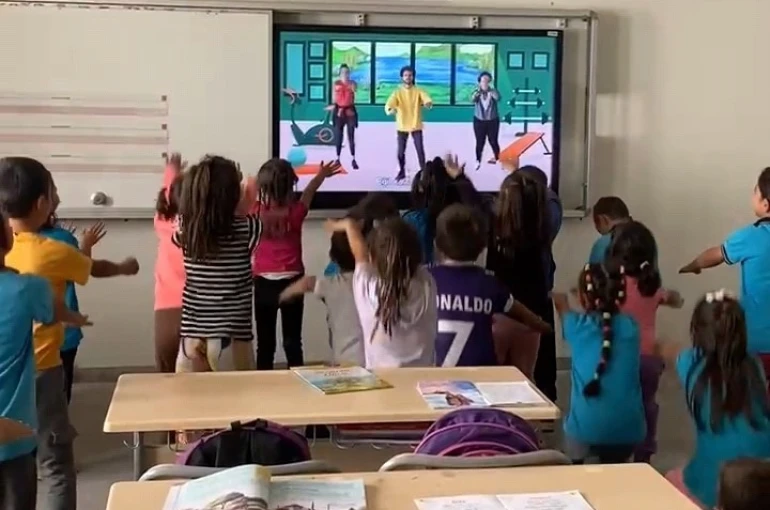 Köy okulunda akıllı tahta sevinci