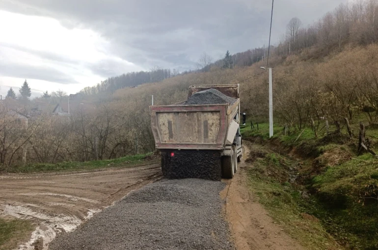 Köy yollarında çalışmalar sürüyor 