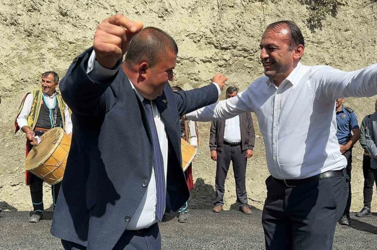 Köy yolu asfaltlandı, büyük sevinç yaşayan köylülüler çiftetelli oynadı 