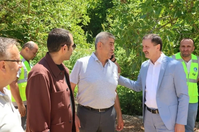 Köy yolundaki asfalt çalışmalarına yakın takip