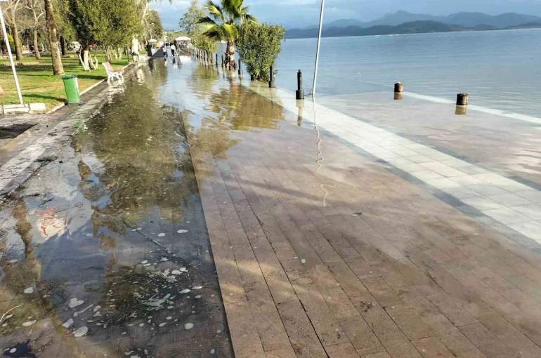 Köyceğiz Gölü taştı, Atatürk Kordonu sular altında kaldı 