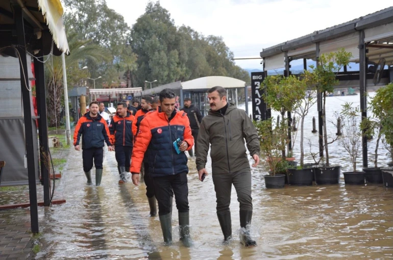 Köyceğiz Kaymakamı Kumcu, çizmesini giydi, kordonda incelemelerde bulundu 