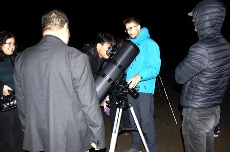 Köyceğiz’de öğrenciler Ay’ı teleskopla inceledi 
