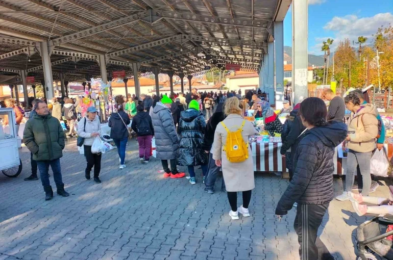 Köyceğiz’de yılbaşı pazarı kuruldu 