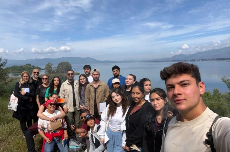Köyceğiz’de Yüksekokul öğrencileri doğada bitkileri inceledi 