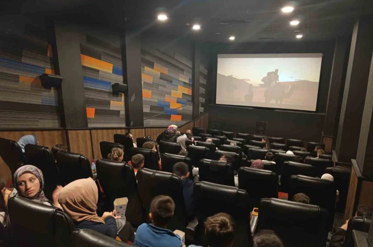 Köyceğizli gençler, sinemada "571: Rahmet Peygamberi Hz. Muhammed" filmini izledi 