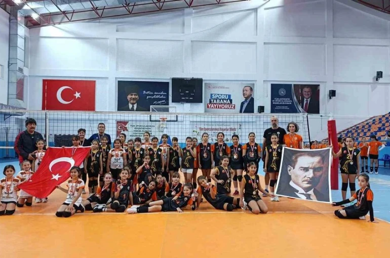 Köyceğizli minikler voleybolda şampiyon oldu 