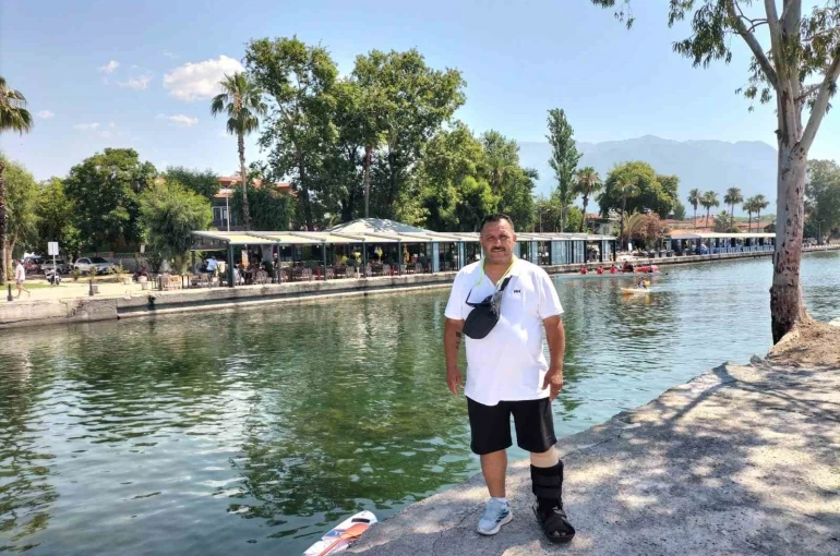 Köyceğizli muhtar Yorulmaz, kırık ayağı ile görevini sürdürüyor