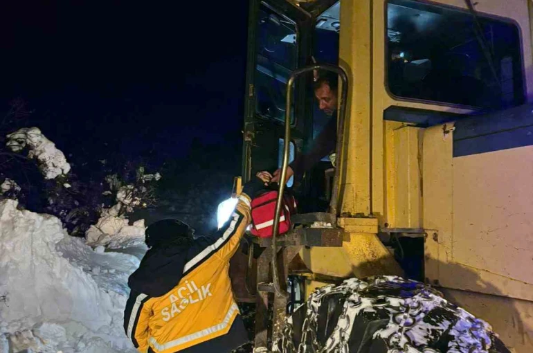 Köyde mahsur kalan çift 5 saatlik çalışma sonucu hastaneye sevk edildi 