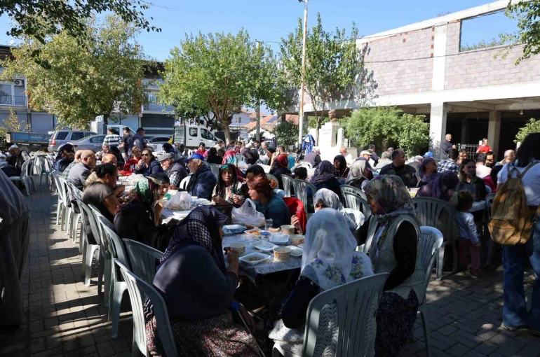 Köyün gençleri ve ihtiyar heyeti, tüm köyü aynı sofrada topladı 