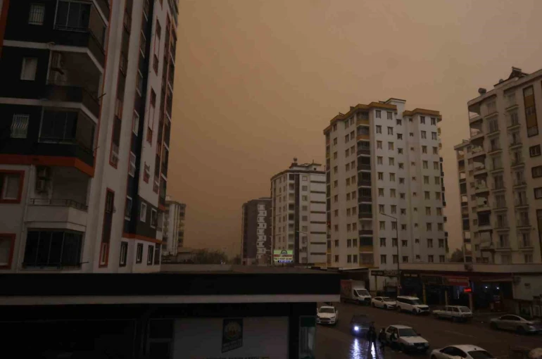 Kozan’da çöl tozu etkili oldu, sağanakla birlikte çamur yağdı 