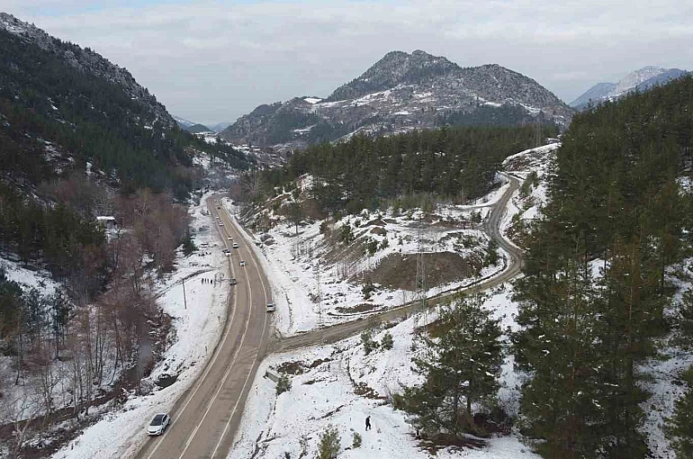 Kozan’da kar keyfi: Kardan adama sucuk ekmek ve şalgam ikram ettiler 