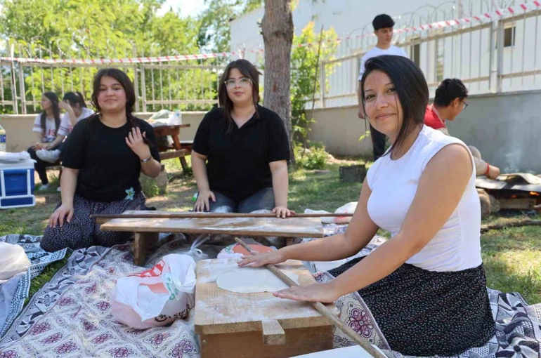 Kozan’da öğrenciler bahar şenliğinde şalvar giyip Adana sıkması pişirdi 