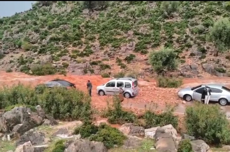 Kozan’da sağanak ve dolu hayatı felç etti: Yollar kapandı, araçlar mahsur kaldı 