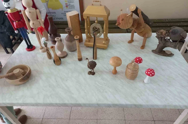 Kozan’da üniversite öğrencilerinin ahşap sanatı mesaisi 