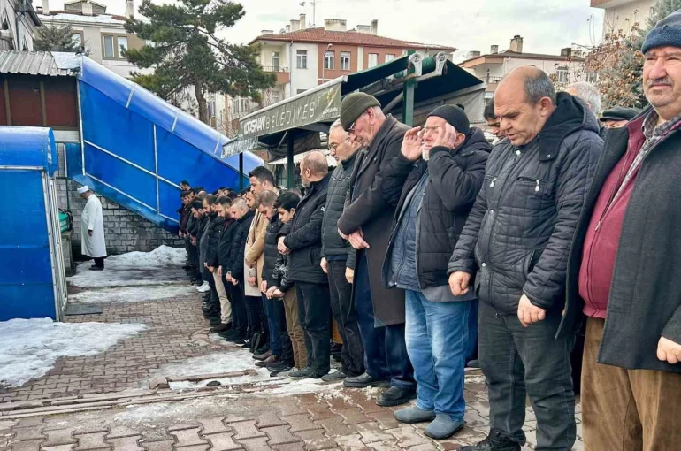 Krikonun kayması ile otobüsün altında kalan genç toprağa verildi