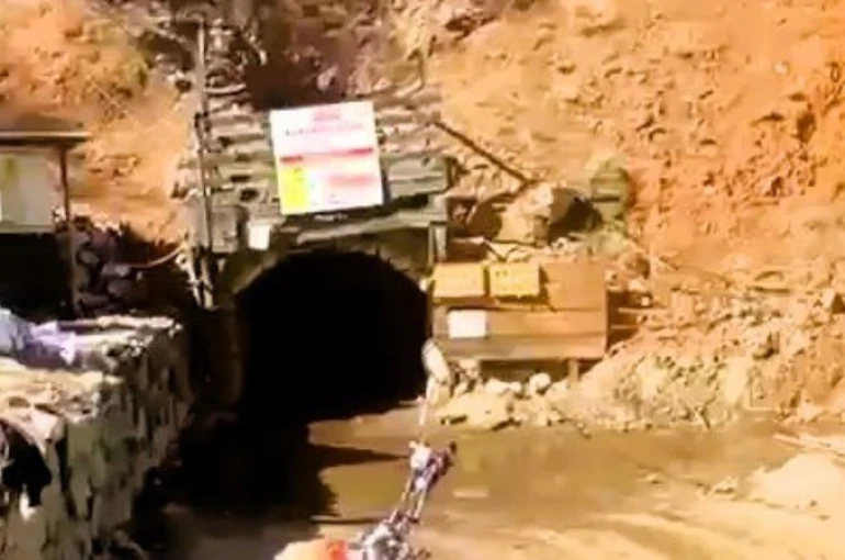 Krom madeninde meydana gelen göçükte 2 işçi mahsur kaldı