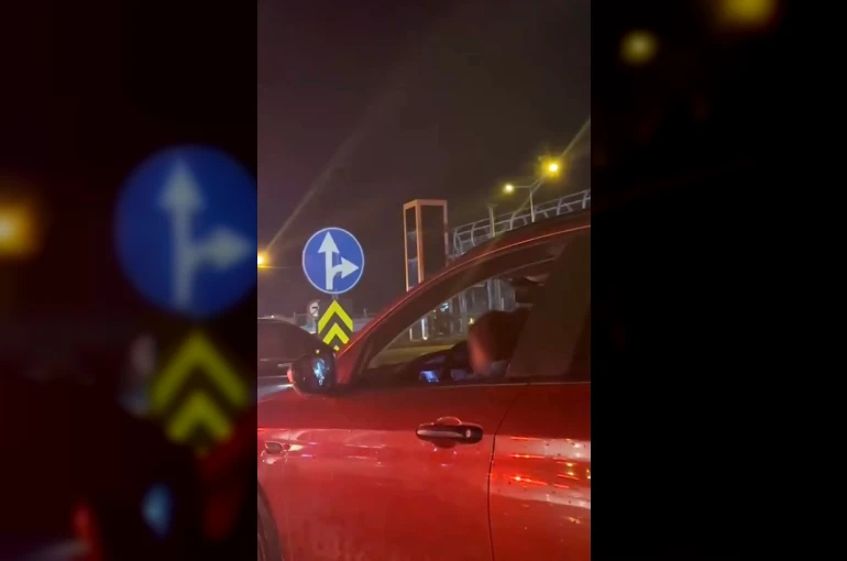 Kucağında çocukla araç kullanan sürücüye tepki yağdı 