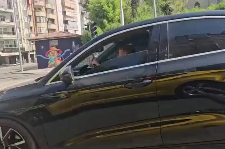 Küçük çocuğa trafikte otomobil kullandırdılar 