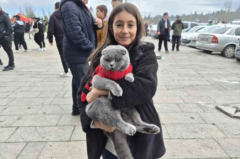 Küçük çocuk Eskişehirspor maçına kedisi ile geldi 