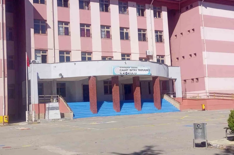 Küçük Sidra’nın talebi yerine getirildi, konferans salonu tiyatro sahnesine dönüştü