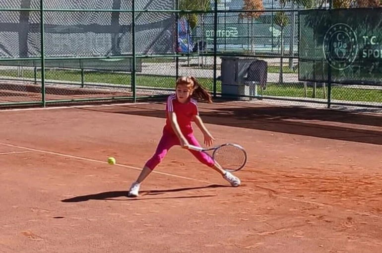 Küçük tenisçi turnuvaya davet edildi 