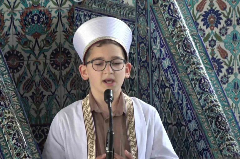 Küçük yaşta büyük an: 9 yaşında 3 bin kişiye ilk hutbesini okudu 