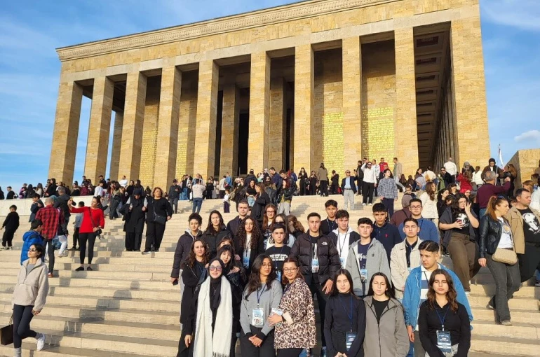 Küçükçekmece Belediyesi 400 genci Anıtkabir’e götürdü