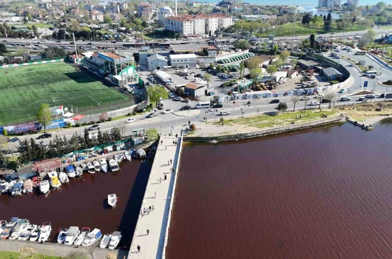 Küçükçekmece Gölü kırmızıya döndü 