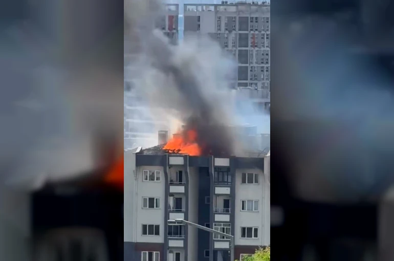Küçükçekmece’de 11 katlı binanın çatısında çıkan yangında can pazarı yaşandı