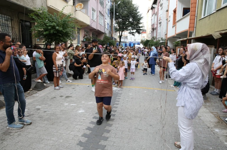 Küçükçekmece’de binlerce çocuk ‘sokakta oyun var’ ile yaz tatilinin tadını çıkarttı 