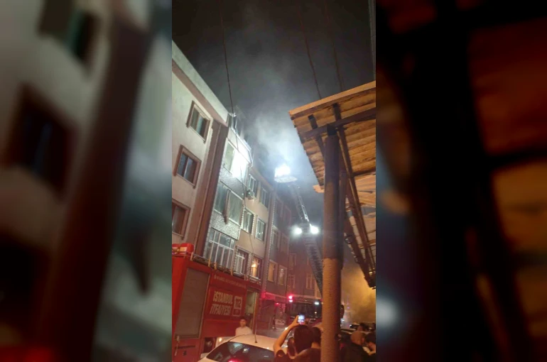 Küçükçekmece’de çatı katında çıkan yangında 1 kişi yaralandı