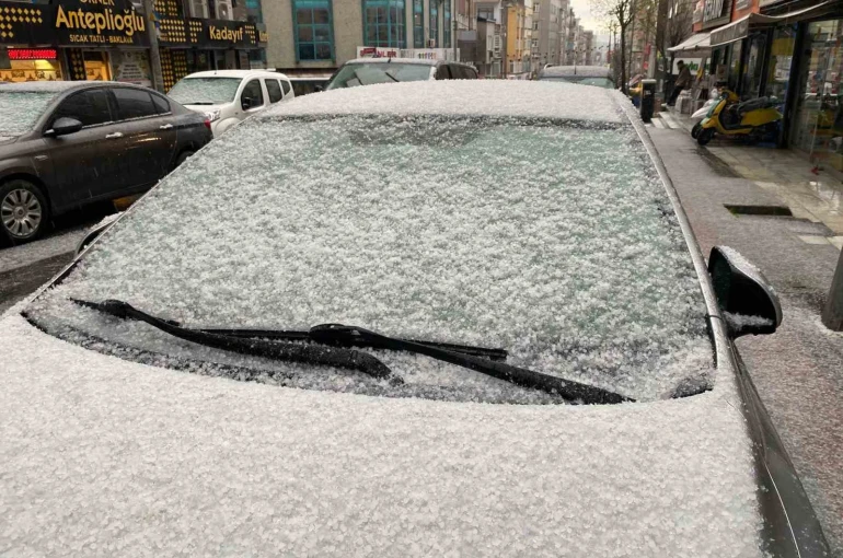 Küçükçekmece’de dolu yağışı etkili oldu, ortalık beyaza büründü 