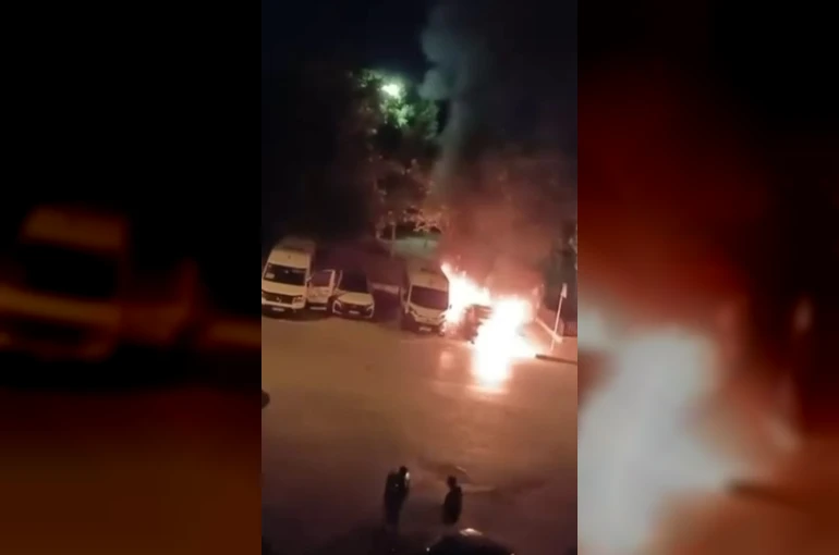 Küçükçekmece’de iki araç alevlere teslim oldu