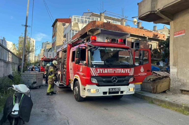 Küçükçekmece’de iki katlı binada çıkan yangın söndürüldü 