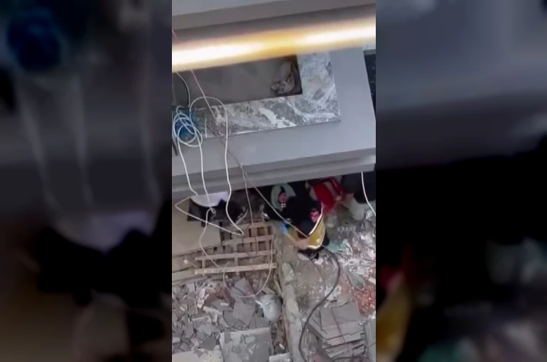 Küçükçekmece’de inşaattan düşen işçi ağır yalandı