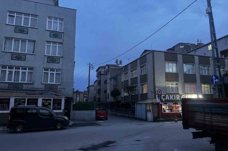 Küçükçekmece’de kahve önünde silahlı saldırı: 3 yaralı 