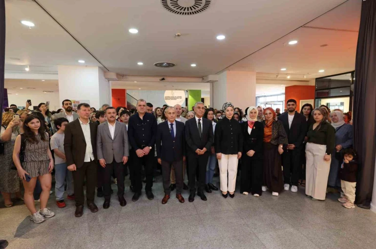 Küçükçekmece’de ‘Kendi Gölgemde’ sergisi açıldı 