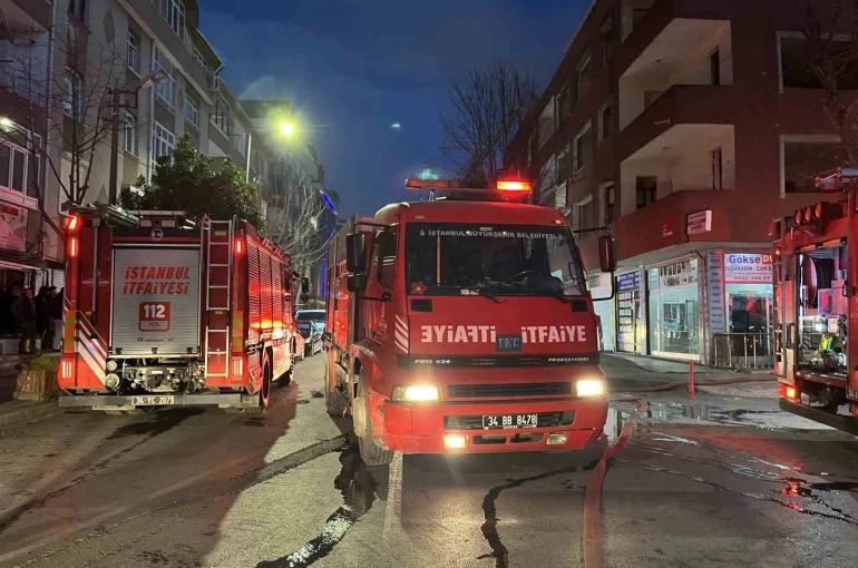 Küçükçekmece’de kentsel dönüşümdeki binanın çatısında yangın 