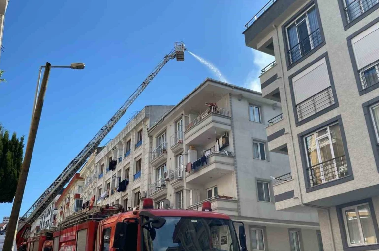 Küçükçekmece’de korkutan çatı yangını 