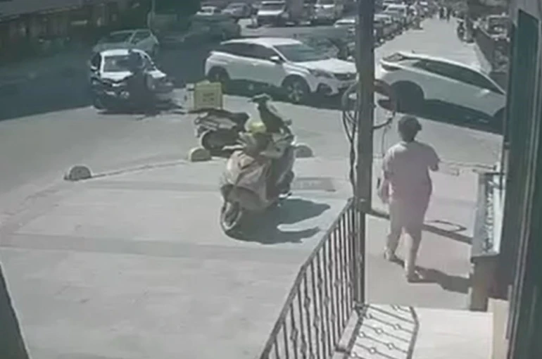Küçükçekmece’de motosiklet ile otomobil çarpıştı: 1 kişi yaralandı