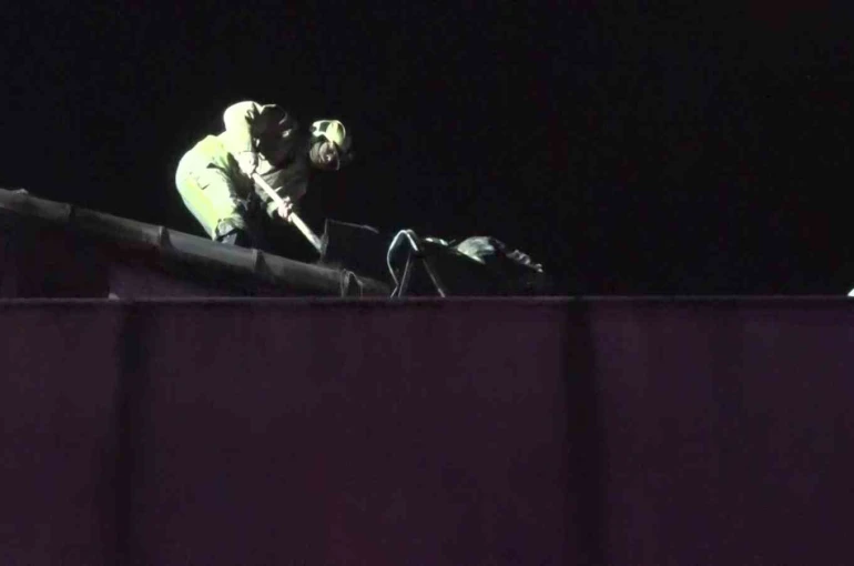 Küçükçekmece’de otel yangınında mahsur kalan iki kişi kurtarıldı