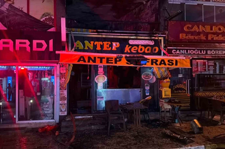 Küçükçekmece’de restoranın bacasında çıkan yangın 5 katlı binaya sıçradı 
