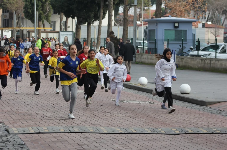 Kula’da Atatürk Kır Koşusu düzenlendi 